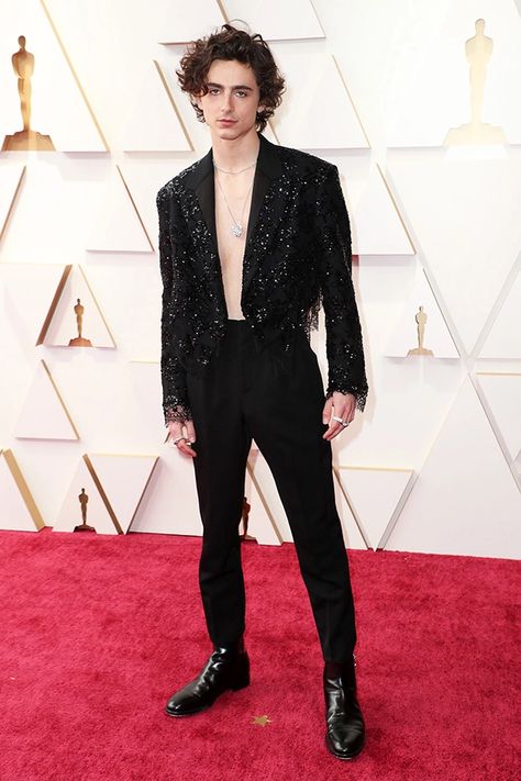 Timothée Chalamet At Oscars 2022: Rocks No Shirt & Sequined Jacket – Hollywood Life No Shirt Blazer Outfit, Mens Modelling Poses, Hollywood Men Outfit, Sequin Shirt Men, Met Gala Outfits Ideas Men, Suit With No Shirt, Blazer No Shirt, Timothee Chalamet Oscars 2022, Timothee Chalamet Suit