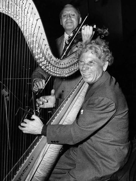 Jack Benny and Harpo Marx... Zeppo Marx, Maude Adams, Harpo Marx, Jack Benny, Marx Brothers, A Night At The Opera, Abbott And Costello, Black And White Movie, Laurel And Hardy