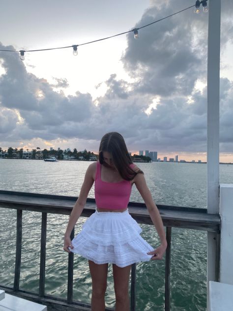 White Tiered Mini Skirt, Flowy Skirt Outfit Short, Outfits With A White Skirt, Cute White Skirt Outfits, Summer White Skirt Outfit, White Skirt Beach Outfit, What To Wear With A White Skirt, Summer Outfits White Skirt, White Mini Skirt Outfit Summer