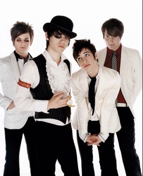 Isn't Brendon just too precious ^.^ Panic! At The Disco Pre Split Panic At The Disco, Disco Photoshoot, Emo Emo, The Young Veins, Dallon Weekes, Ryan Ross, Panic At The Disco, Emo Kid, Brendon Urie