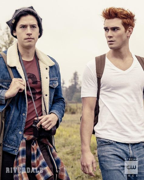 Jughead Riverdale, Archie Andrews Riverdale, Riverdale Wallpaper Iphone, Archie Jughead, Riverdale Characters, Riverdale Cole Sprouse, Kj Apa, Riverdale Memes, Perfect Sisters