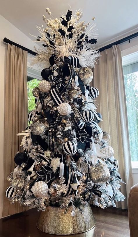 Black Christmas Tree Ideas, Black White Christmas Tree, Black And White Christmas Tree, Black Christmas Decorations, Black Christmas Tree, Black White Christmas, Black And White Christmas, Christmas Tree Decorating Themes, Elegant Christmas Trees