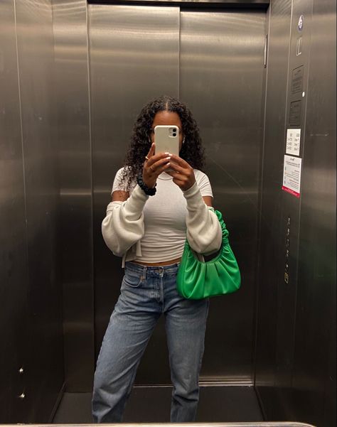 Outfit blue jeans, white top and white cardigan paired with green bag, black girl Mid Rise Jeans Outfit Aesthetic, No Face Cute, Mid Rise Jeans Outfit, Uni Outfit Ideas, Jw Pei Gabbi Bag, Green Bag Outfit, Jeans Outfit Inspiration, Cute And Comfy Outfits, Mirror Selfie Outfit