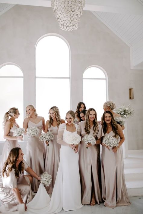 Light Coloured Bridesmaid Dresses, Classy Wedding Colors, Timeless Wedding Colors, Champagne Color Palette Wedding, Champagne Wedding Colors Scheme, Bride And Bridesmaid Bouquets, Classy Summer Wedding, Champagne Wedding Themes, Classy Bridesmaid Dresses