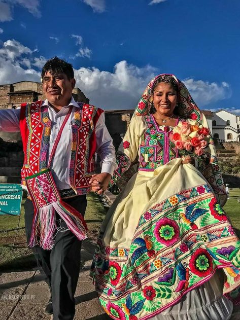 Peruvian Traditional Clothing, Peruvian Wedding, Peru Clothing, Peruvian Clothing, South American Textiles, Native Outfits, Dress History, Culture Clothing, Folk Dresses