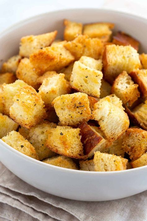 How To Make Croutons, Crouton Recipes, Sunny Kitchen, Toast In The Oven, Croutons Homemade, Sandwich Bread, Croutons, Sweet Cakes, Dressing Recipe