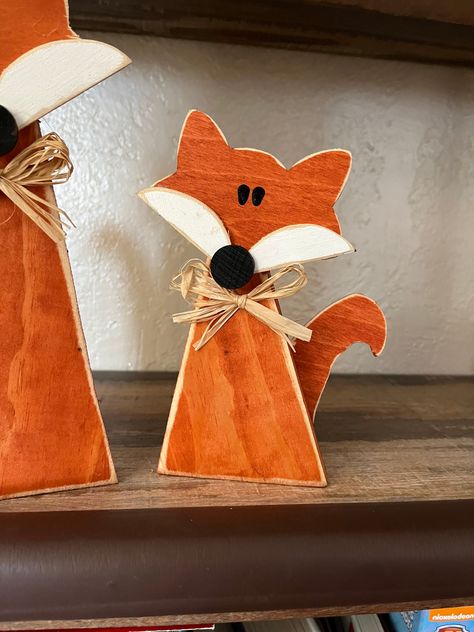 Christmas Woodworking Projects That Sell, Christmas Deer Decorations, Theatre Crafts, Wooden Fox, Scary Halloween Decorations Diy, Fall Wood Crafts, Halloween Wood Signs, Fall Decor Diy Crafts, Halloween Wood Crafts