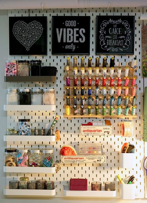 Skådis Ikea, Ikea Sewing Rooms, Ikea Pegboard, Sewing Supplies Organization, Pegboard Ideas, Ikea Skadis, Sewing Station, Ikea Wall, Colorful Hairstyles