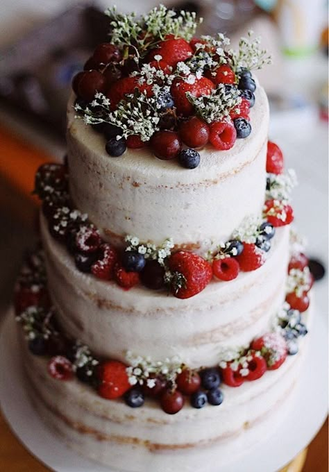 Cake With Fresh Fruit, Fruit Wedding Cake, Fresh Fruit Cake, Greenery Wedding Bouquet, Fruit Wedding, Wedding Cake Rustic, Fruit Food, Wedding Cake Inspiration