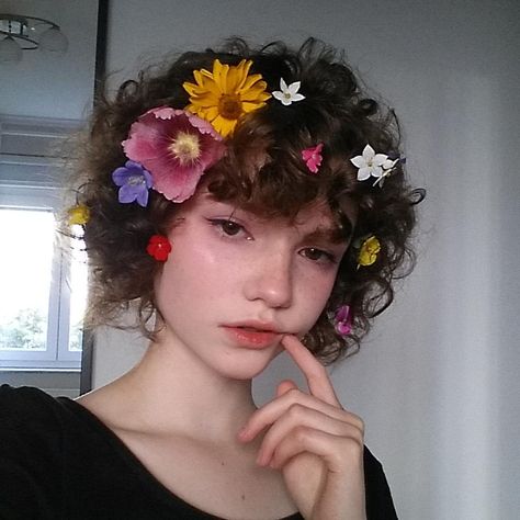 Bob Riccio, Curly Short, Flowers In Her Hair, Cute Curly Hairstyles, Hair 2018, Short Hairstyle, Hair Reference, Short Curly Hair, Grunge Hair