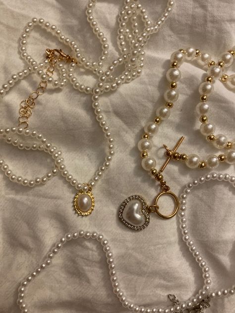 Pearls And Gold Aesthetic, Pearl And Gold Jewelry Aesthetic, Pinterest Jewelry Aesthetic, Pearls And Roses Aesthetic, Vintage Pearl Jewelry Aesthetic, Gold Jewelry And Pearls, Pearls Jewelry Aesthetic, Princess Aesthetic Jewelry, Old Vintage Jewelry