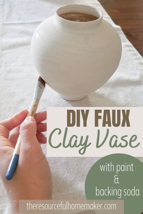 Upgrade the look of your home decor vases to a faux clay vase. Get the vintage pottery look without spending the money! Just by using paint and baking soda. Check out how! Diy Faux Clay Pot, Diy Faux Clay Vase, Faux Pottery Vase, Baking Soda Pottery, Diy Vase Painting Baking Soda, Faux Pottery Paint, Diy Baking Soda Paint, Diy Glass Vase Painting, Making Glass Vase Look Like Pottery