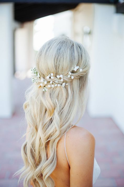 Flowers in Your Hair: Gorgeous Floral & Greenery Bridal Hairstyle Inspiration | Intimate Weddings - Small Wedding Blog - DIY Wedding Ideas for Small and Intimate Weddings - Real Small Weddings #wedding #weddings #intimateweddings #hair #hairstyles #bridalhairstyle #bridalhairstyles #bridalhairaccessories #hairaccessories #bridalhair #floralhairaccessories #floralaccessories #floralhairpieces Bridesmaid Things, Summer Wedding Hairstyles, Fesyen Rambut, Beach Wave Hair, Flowers In Her Hair, Beach Wedding Hair, Wedding Hair Flowers, Wedding Hair Down, Fantasy Wedding