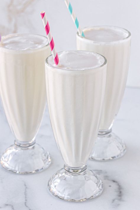 Vanilla Milkshake! This easy 3-ingredient vanilla milkshake is so simple yet incredibly delicious and the perfect treat to make at home. Ready in just 5 minutes. Milk Shake Aesthetic, Vanilla Drink, Vanilla Milkshake Recipe, Pineapple Kale Smoothie, Vanilla Drinks, Papaya Smoothie, Homemade Vanilla Ice Cream, Punch Drinks, Milkshake Recipe