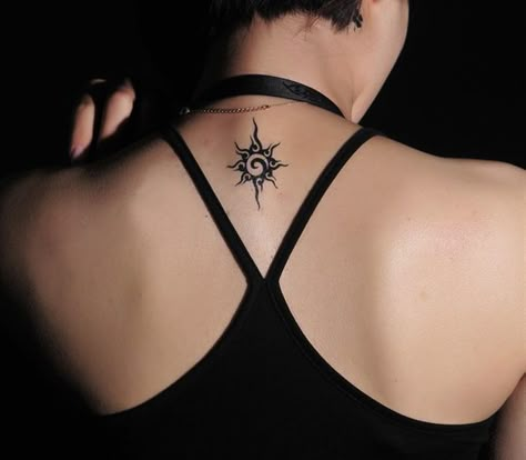 Aprovecha el verano para lucir tus tatuajes. Cuando se trata de tatuajes para mujeres Tato 3d, Tato Flash, Sun Tattoo Small, Sun Tattoo Designs, Back Of Neck Tattoo, Silhouette Tattoos, Inspiration Tattoos, Small Tattoos Simple, Sun Tattoos