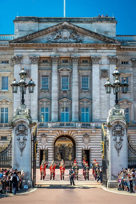 Buckingham Palace Guards, Buckingham Palace Aesthetic, London Buckingham Palace, Changing Of The Guard, Buckingham Palace London, Most Haunted Places, London Aesthetic, Royal Residence, The Guard