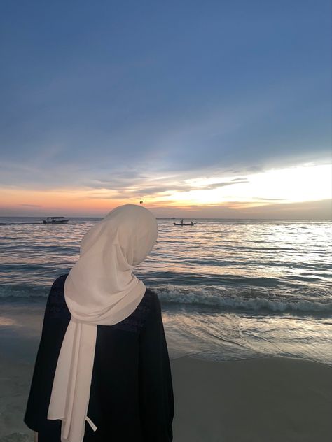 Outfit Pantai, Asthetic Picture White And Black, Muka Lelaki, Foto Cewek Hijab Aesthetic, Aesthetic Hijab, Muslimah Photography, Simple Hijab Tutorial, Ootd Poses, Muslimah Style