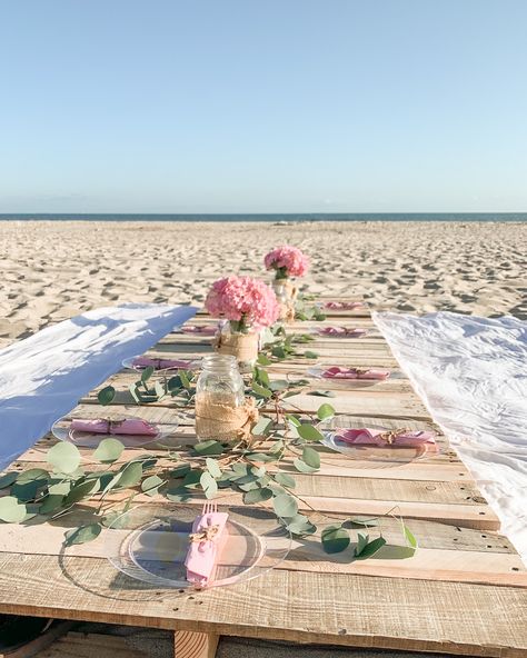 How to Plan a Birthday Beach Dinner Party Beach Dinner Party, Beach Dinner Parties, Beach Picnic Party, 17. Geburtstag, Beach Dinner, Beach Birthday Party, Picnic Birthday, 30th Bday, Beach Birthday