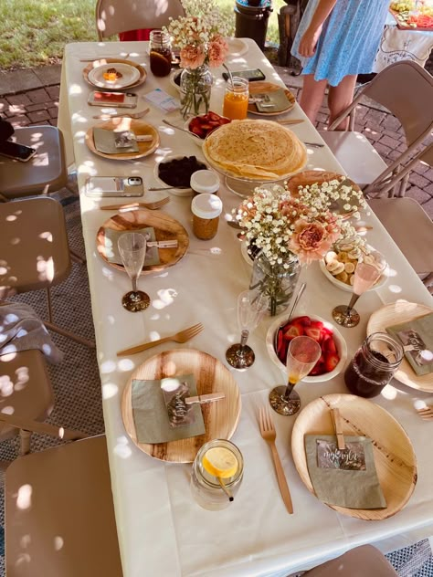 great setup for teenagers, gorgeous picnic esque idea #cottagecore #farmhouse #teenager #birthday #aesthetic #partydecor #sweet16 #picnic Sweet 16 Picknick, Cottagecore Dinner Party Aesthetic, 16 Birthday Party Ideas Picnic, Birthday Setup Aesthetic, Cottagecore Aesthetic Party Decor, Picnic Birthday Party Decorations, Aesthetic Sweet 16 Party, Cottagecore Decorations Party, Cottagecore Birthday Theme