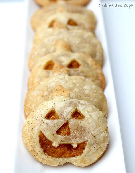 Pumpkin Pie Pockets Sprinkled with Cinnamon Sugar... Pie Pockets, Postres Halloween, Pumpkin Face, Fall Baking, Halloween Recipes, Cinnamon Sugar, Pumpkin Recipes, Holiday Treats, Halloween Treats