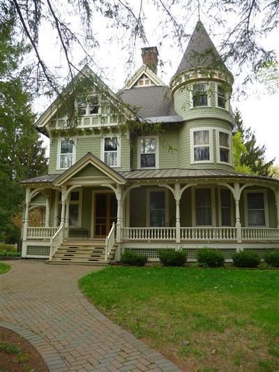 Cooperstown Ny, Victorian Homes Exterior, Victorian House Plans, Victorian Style House, Old Victorian Homes, Victorian Style Homes, Cute House, Green House, Dream House Exterior