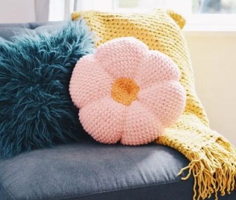 Crochet Buddies, Flower Pillow Pattern, Sunflower Cushion, Crocheted Pillows, Crochet Pillow Patterns Free, Cushion Cover Pattern, Throw Pillow Pattern, Retro Throw Pillows, Crochet Cushion