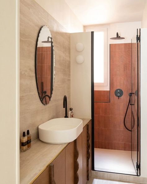 Terracotta Bathroom Ideas, Black Shower Fixtures, Terracotta Bathroom, Paris Bathroom, Paris Interiors, Small Bathroom Interior, Baby Bathroom, Shower Fixtures, Bathroom Inspiration Decor