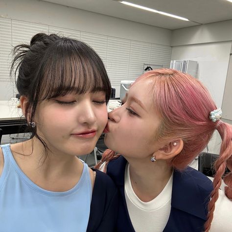 Twt Post, Liz Rei, Kpop Kiss, Ive Liz, Duos Icons, Son Chaeyoung, Kpop Couples, Best Sister, Couples Icons