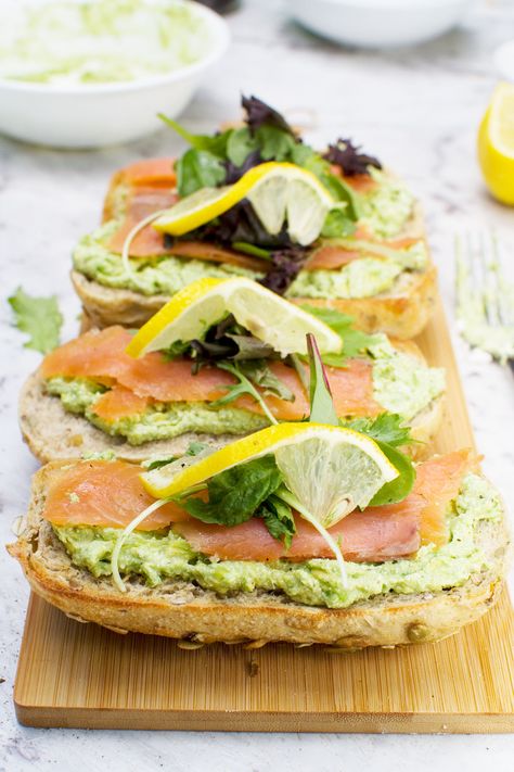 Salmon Bruschetta Recipe, Bruschetta Salmon, Salmon Bruschetta, Bruchetta Appetizers, Smoked Salmon Breakfast, Bruschetta Appetizer, Crispy Fish, Salmon Spinach, Crostini Recipes