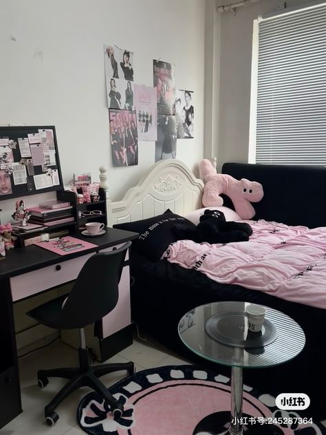 Pink Black Room, Pink Bed Cover, Polos Aesthetic, Black Pink Aesthetic, Kuromi Room, Pink Aesthetic Cute, Cute Bed, Pink Bed, Room Redesign