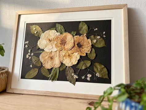 Pressed Roses, Flower Art Wall, Dried Flowers Crafts, Dried Flower Art, Framed Flowers, Wedding Frame Gift, Pressed Flower Frame, Drying Roses, Pressed Flower Crafts