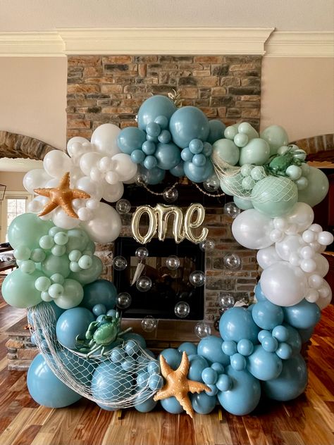 Under The Sea Party Balloons, Fish Themed Balloon Arch, Under The Sea First Birthday Decorations, Underwater Balloon Garland, One Year Old Ocean Birthday, Sea Bday Theme, Under The Sea Birthday Balloons, Ocean Theme Balloons, Ocean Themed One Year Old Birthday