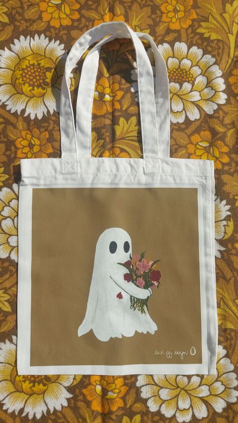 Flower ghost tote bag. Digitally printed eco friendly heavyweight tote bag made from recycled material. Designed by me and made in the UK. Halloween Tote Bags Diy Paint, Cute Tote Bags Design, Cute Tote Bag Painting Ideas, Fall Tote Bag Painting Ideas, Tote Bag Painting Ideas Flowers, Painting On Bags Ideas, Halloween Tote Bags Diy, Tote Design Ideas, Painting Bags Ideas