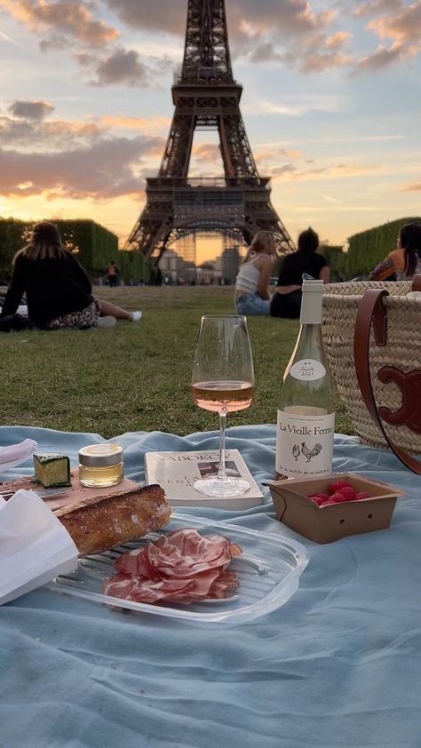 Paris Picnic, Chic Picnic, Pink Flowers Wallpaper, Picnic Baskets, Paris Summer, Funny Minion Videos, Cute Love Couple, Endless Summer, Flower Wallpaper