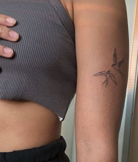 Arm Tattoos Stars, Simple Bird Tattoo, Delicate Tattoos For Women, Scandinavian Tattoo, Bird Tattoos For Women, Vogel Tattoo, Cool Wrist Tattoos, Petite Tattoos, Small Arm Tattoos