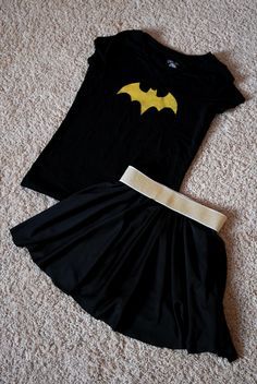 Using Freezer Paper to make a Batgirl or Batman Shirt/Costume #crafts #diy #superhero Batgirl Costume Diy, Batman Party Ideas, Batgirl Outfit, Darkest Knight, Batman Ideas, Diy Superhero, Shirt Crafts, Batgirl Costume, Batman Shirt