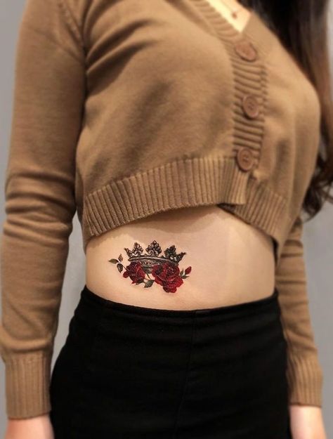 Crown Tattoos For Women, Tato Paha, Crown Tattoos, Bauch Tattoos, Rose Tattoos For Women, Crown Tattoo Design, Tattoos Geometric, Red Ink Tattoos, Парные Тату