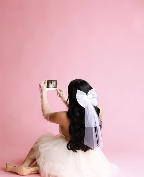 White bow dress baby reveal announcement Pregnancy Reveal Photoshoot, Gender Reveal Photoshoot, Quinceanera Photoshoot, Baby Announcement Pictures, Maternity Photography Outdoors, Maternity Photoshoot Outfits, Pretty Pregnant, Wedding Social, Baby Announcement Photos