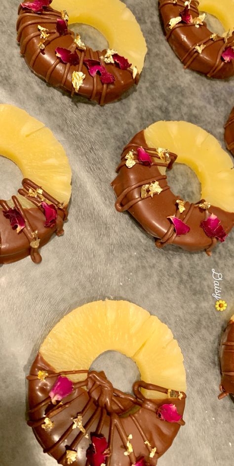 Chocolate Covered Pineapple Slices, Chocolate Covered Fruit Bouquet, Pineapple Fruit Display, Chocolate Covered Fruit Ideas, Candy Covered Fruit, Chocolate Covered Pineapple, Chocolate Pineapple, Chocolate Covered Desserts, Edible Rose Petals