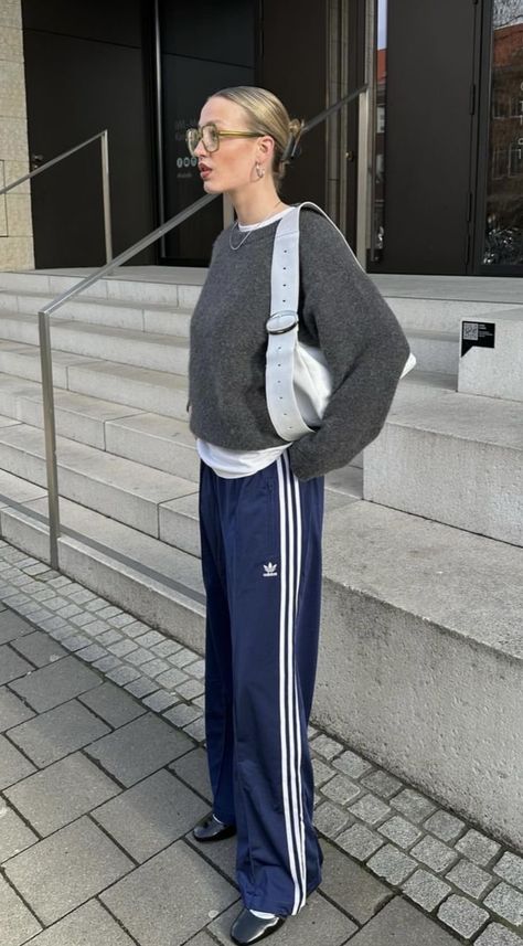 Sporty Outfit Inspiration, Basic Outfits Sporty, Adidas Capris Outfit, How To Wear Track Pants Outfits, Navy Adidas Pants Outfit, Adidas Trackpant Outfit Street Styles, Blue Adidas Track Pants Outfit, Adidas Pants Aesthetic, Adidas Trackies Outfit