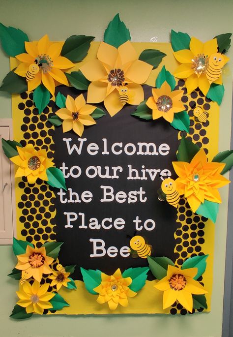 Sunflower Themed Bulletin Boards, Preschool Office Bulletin Board Ideas, Bee Themed Classroom Door Decorations, Bumble Bee Daycare Theme, Spring Bee Bulletin Board Ideas, Classroom Sunflower Decor, Bulitin Board Ideas For Preschool, Bee Display Classroom, June Bulletin Board Ideas Nursing Home