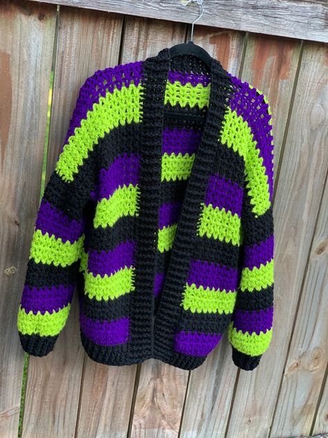 Crochet Sweater Cardigan, Tim Burton Crochet, Beetle Juice Crochet, Crochet Halloween Cardigan, Halloween Crochet Clothes, Crochet Halloween Sweater, Crochet Beetlejuice, Beetlejuice Crochet, Spooky Crochet