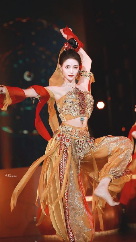 Chinese Dance, Ancient Chinese Dress, Ancient Chinese Clothing, Dancers Outfit, Hanfu Dress, History Fashion, Chinese Art Girl, Traditional Dance, Google Lens