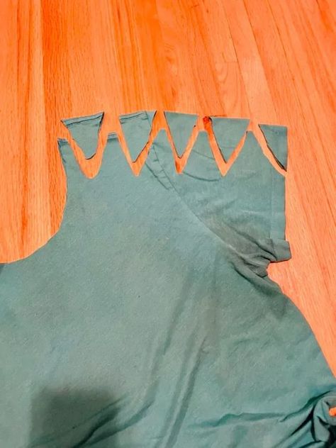 T Shirt Redesign, No Sew Refashion, T Shirt Remake, Cut Up T Shirt, Fashion Workshop, Cut Shirt Designs, Work Out Clothes, T Shirt Upcycle, Old Tee Shirts