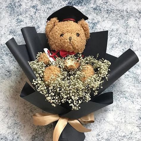 We still have unique gifts for graduation 😎 Graduation bouquet ❤️ #graduation #graduationcap #graduationpictures #gift #teddybear #flowers… Convo Bouquet Idea, Mini Gifts For Him, Unique Bouquet Ideas Gift, Unique Graduation Bouquet, Boys Graduation Bouquet, Gift Box Ideas Graduation, Graduation Flowers Bouquet For Boys, Graduation Flower Arrangements Gifts, Graduation Bouquet For Boys