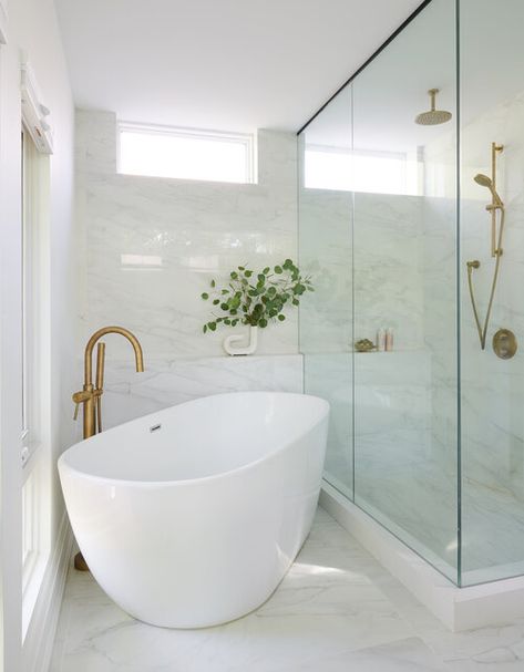 An oval freestanding bathtub is placed in a corner and paired with a brushed gold gooseneck tub filler fixed against marble floor tiles and in front of a marble tiled wall. Bathroom Freestanding, Small Bathtub, House Bathrooms, Tub Ideas, Bathroom Redesign, Bathroom Tub, Downstairs Bathroom, Corner Shower, Bathroom Inspiration Decor