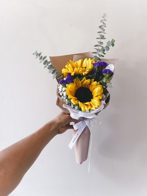 Sunflower bouquet. Colorful flowers. Small bouquets One Sunflower Bouquet, Mini Bucket Flowers, Bunch Of Flowers Bouquets, Small Sunflower Bouquet, Mini Sunflower Bouquet, Mini Bouquet Flowers, Mini Buket, Flower Bouquet Sunflower, Mini Flower Arrangements