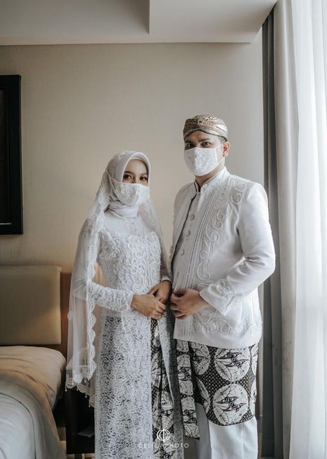 Akad Nikah saat Pandemik Pose Pengantin, Hijab Gown, Muslim Wedding Gown, Pose Wedding, Muslimah Wedding Dress, Muslimah Wedding, Bride Dress Simple, Dress Simple, Muslim Wedding