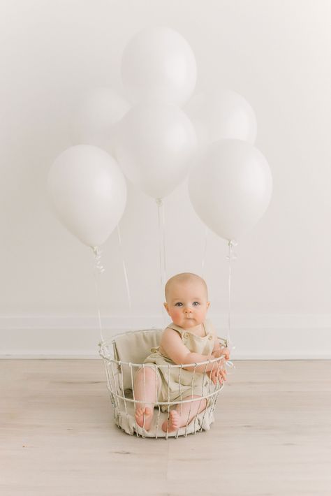 6 Months Milestone Photoshoot, Two Months Photoshoot, 6 Month Balloon Pictures, 6m Photo Shoot, 6 Mo Photo Shoot, 3 Month Old Photography, Creative Milestone Baby Pictures, Halfway To One Photoshoot Babygirl, 6 Month Old Photoshoot Ideas At Home