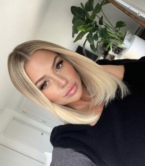 Diamond Shaped Face Haircut, Platinový Blond, Diamond Shaped Face, Summer Blonde Hair, Light Blonde Hair, Blonde Hair Inspiration, Balayage Hair Blonde, Blonde Hair Looks, Hair Stylist Life